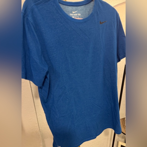 Men’s Nike Dri-FIT The Nike Tee Blue Athletic Cut Short Sleeve Shirt Size Large - Picture 2 of 7